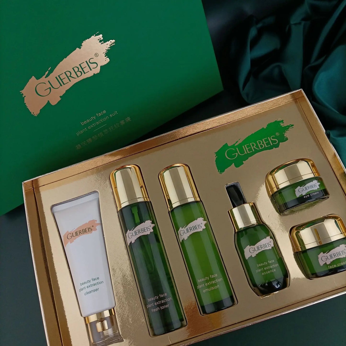 Set di prodotti di bellezza antietà per il viso all'estratto vegetale: detergente, tonico sebo-regolatore, siero rassodante, crema viso idratante