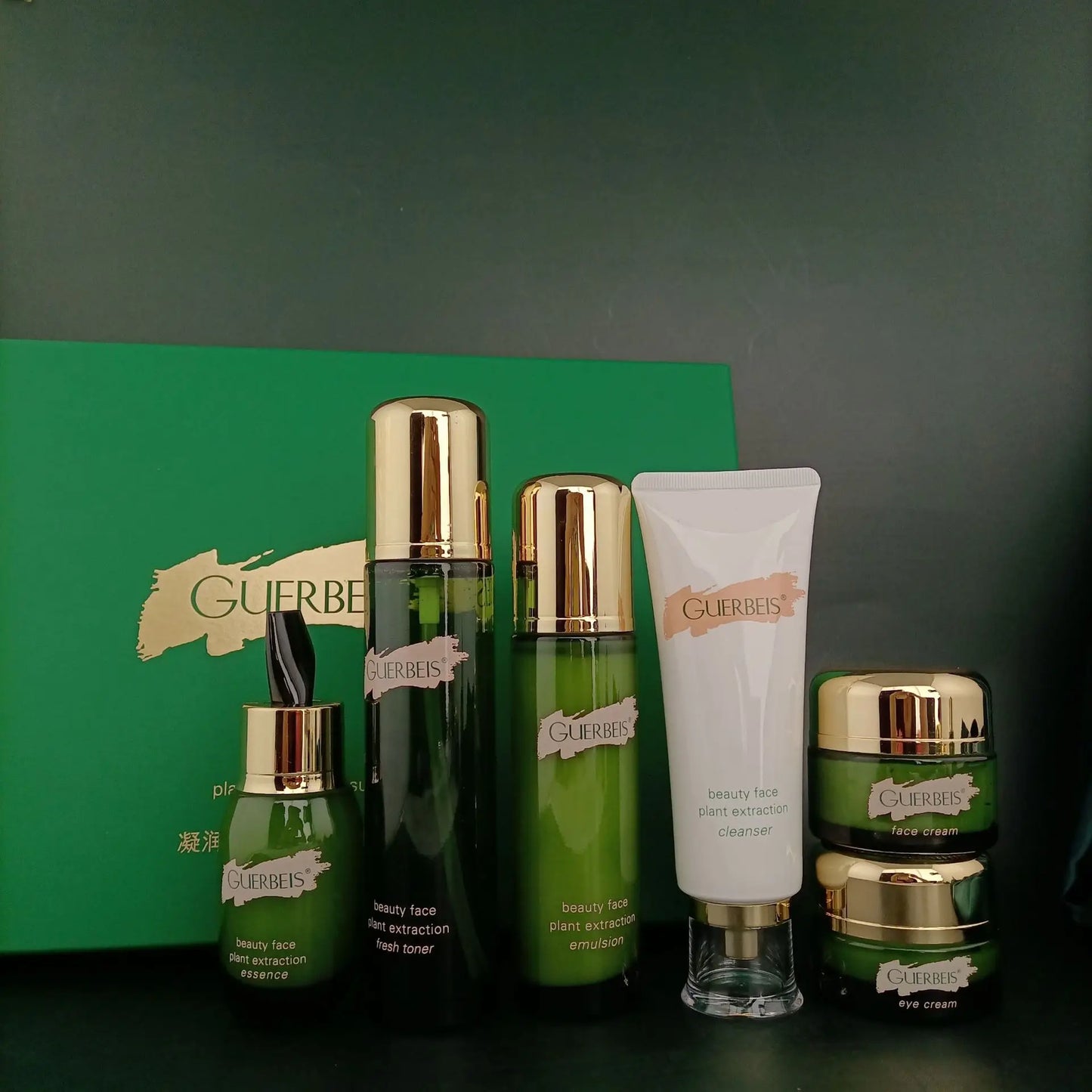Set di prodotti di bellezza antietà per il viso all'estratto vegetale: detergente, tonico sebo-regolatore, siero rassodante, crema viso idratante