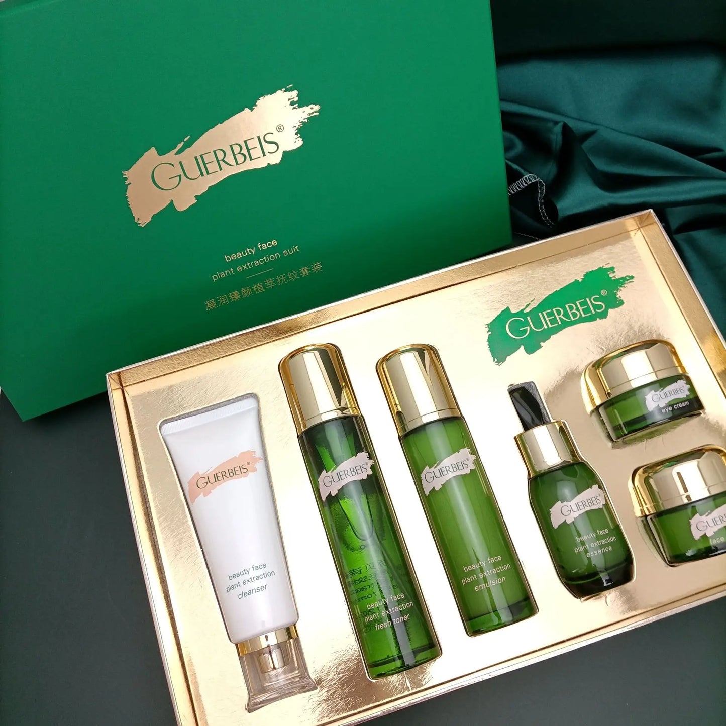 Set di prodotti di bellezza antietà per il viso all'estratto vegetale: detergente, tonico sebo-regolatore, siero rassodante, crema viso idratante
