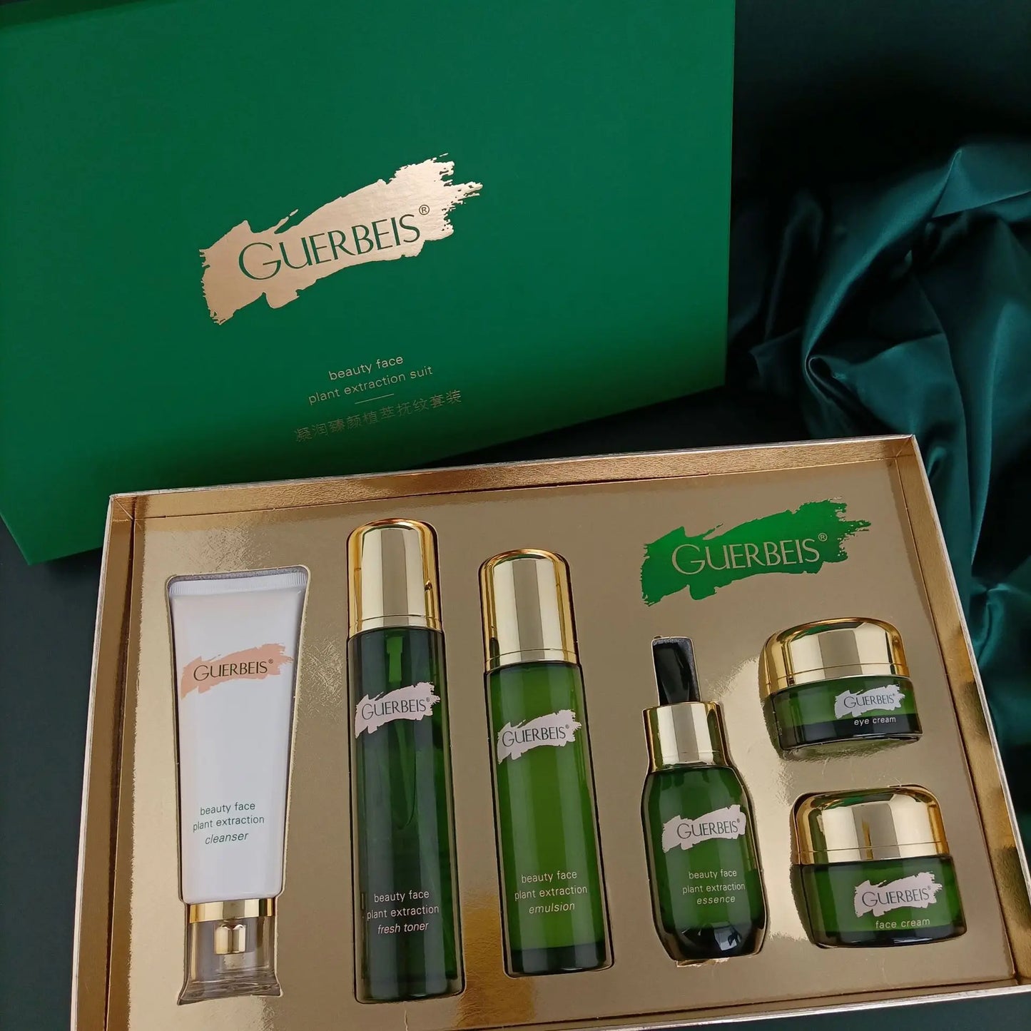 Set di prodotti di bellezza antietà per il viso all'estratto vegetale: detergente, tonico sebo-regolatore, siero rassodante, crema viso idratante
